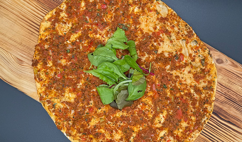 Lahmacun Teller mit frischem Blattsalat, Saucen & Fleisch